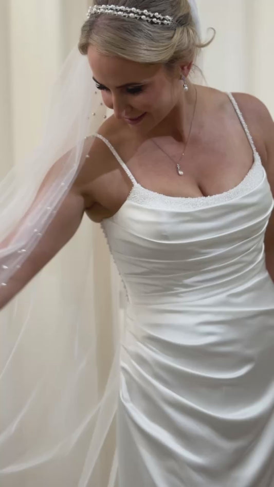Sheer single tier bridal veil adorned with scattered ivory pearls along the edge.